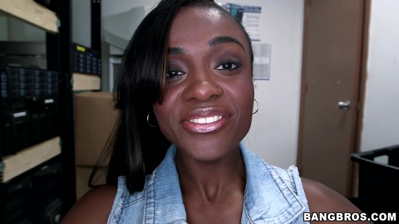 Black MILF Lexxi Likes It DEEP! - hard fuck 
