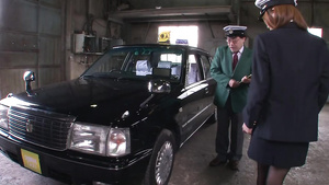 Naughty babe gives an experience man blowjob in car