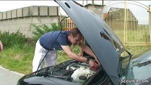 Zwei geile MILFs ficken Jungspund als Dank fuer Pannenhilfe