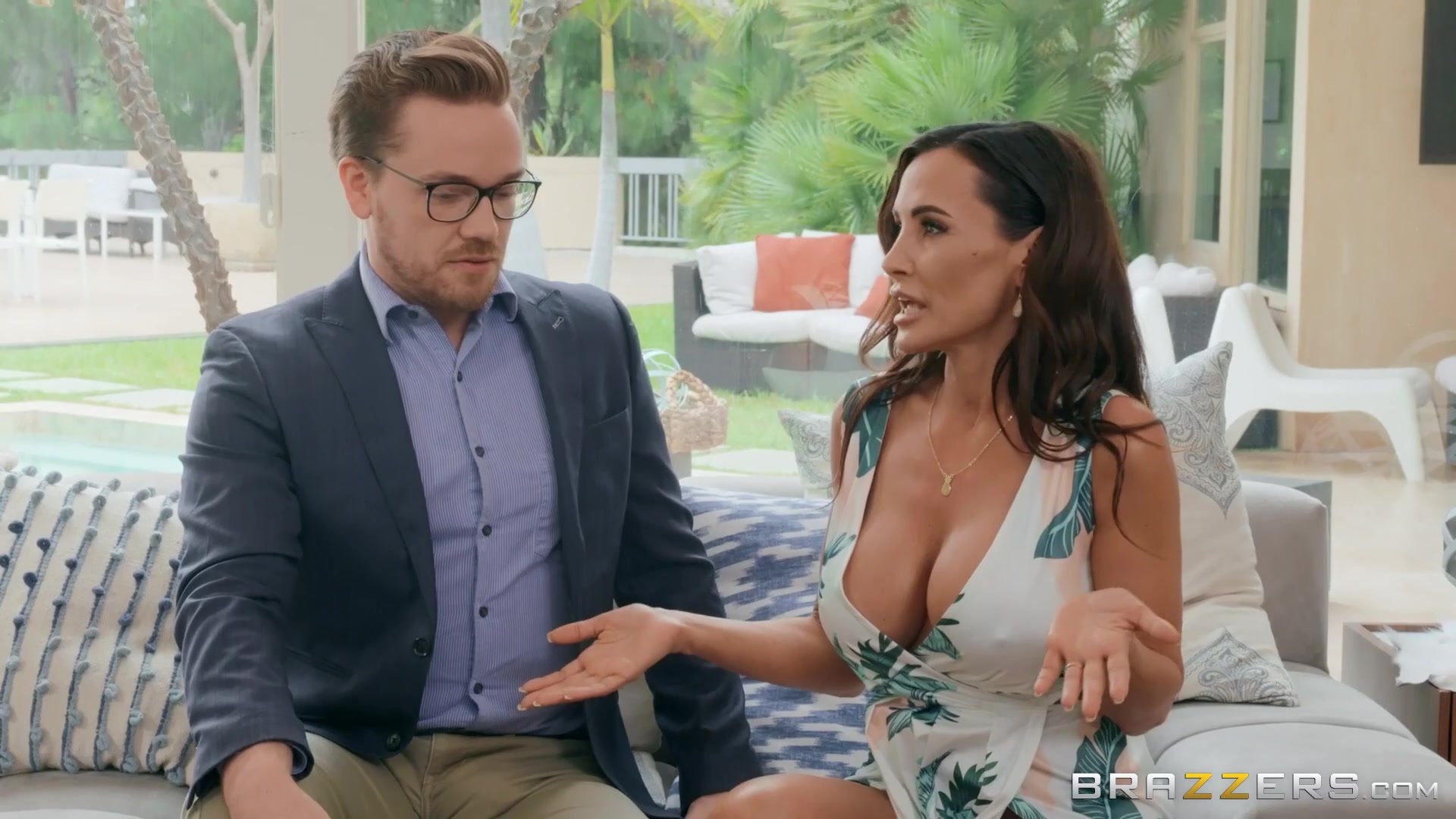 Tempting cougar with massive juggs Lisa Ann in new sex video! / Xozilla.com