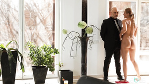 Horny cougar Cherry Kiss and Bodyguard alluring porn clip