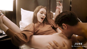 Slim vixen enjoys cunnilingus