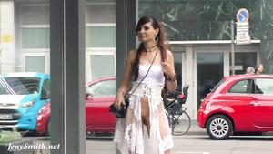 Shameless shows her pussy in public