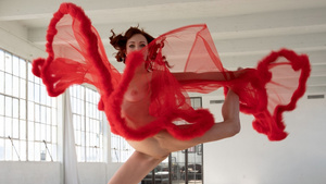 18-year-old dancer introduced her flexible body