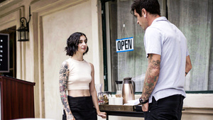 Tiny waitress tricked by a sly customer