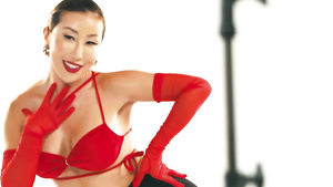 Nicole Doshi's Striking Elegance in a Solo Spotlight