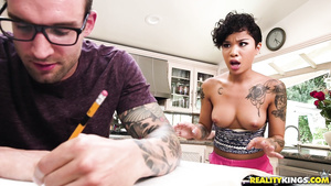 Ebony stunner Honey Gold hot porn video